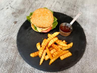  BBQ burger/ French fries 