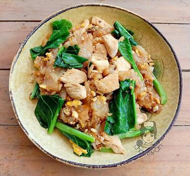 Stir-fried  Noodles Soy Sauce with Chicken