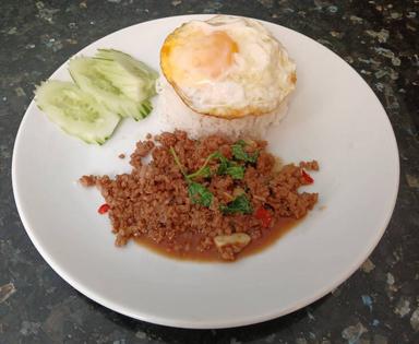 Stir- Fried Thai basil with Beef and fried eggs