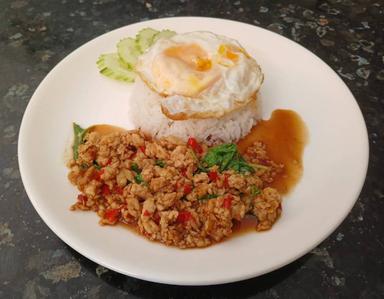 Stir- Fried Thai basil leave with chicken and fried eggs