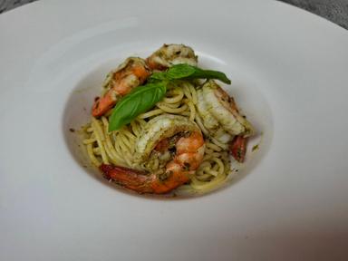 Spaghetti with pesto sauce and shrimp