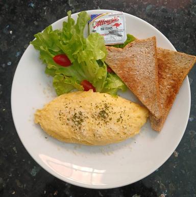 Omelette with Cheddar cheese +Toast 