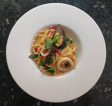 Spicy spaghetti with mixed seafood and herb