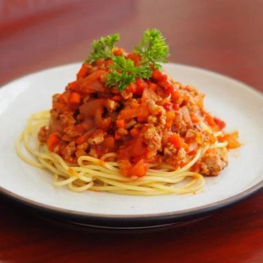 Spaghetti with tomato sauce and minced pork