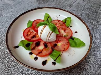 Tomato and mozzarella cheese salad