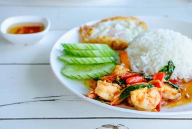 Stir- Fried Thai basil with shrimp and fried eggs