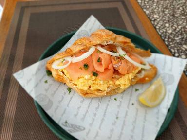 Croissant Salmon & Scramble Egg