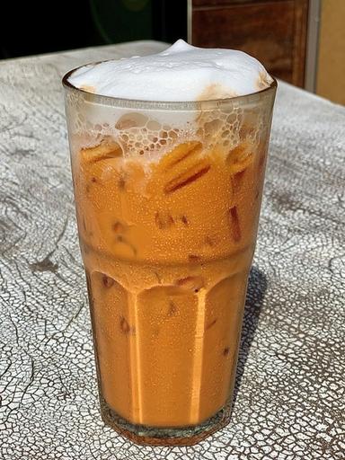 Thai - Tea with milk and (Some sweet of THAI STYLE) 