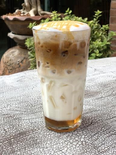 Ice caramel macchiato