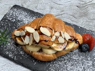 Croissant with Nutella and banana