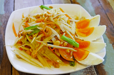 Thai papaya salad with salted eggs