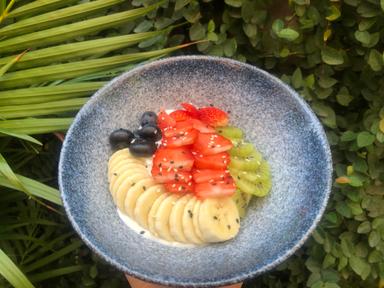 Granola - Fresh Fruits bowl (Homemade Granola , Greek yogurt, On Topped with Banana , Strawberry , Blueberry , Kiwi , Sesame seed )